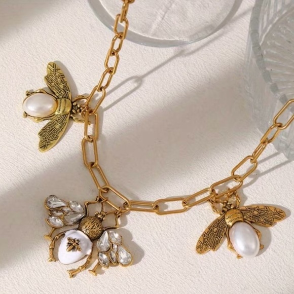 Stunning Gold Tone Faux Pearl Bee Adjustable Necklace - Picture 3 of 6